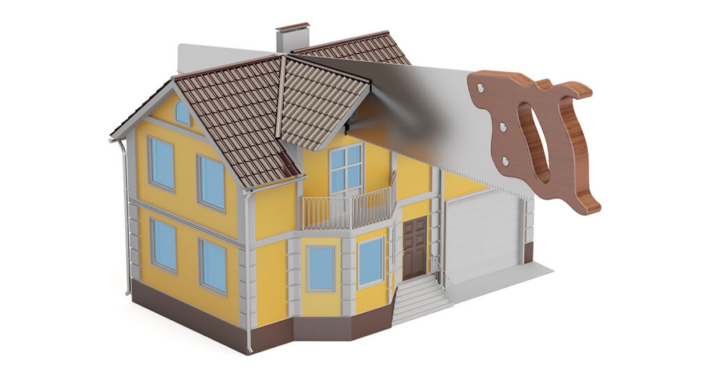 3D-Animation zweistöckigese Einfamilienhaus wird durch eine Säge in zwei Abschnitte geteilt.
