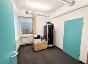 Büro3 / Kopierraum - (KI generiert)