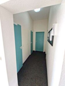 Flur mit Zugang zu den einzelnen Büroräumen